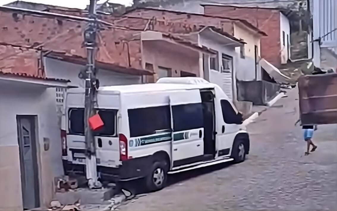 Van de transporte complementar perde controle e atinge poste em São Miguel dos Campos