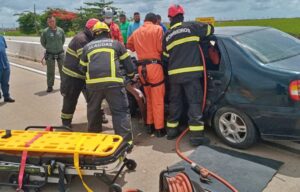 Assista: Acidente deixa vitima presa às ferragens na BR-101 em São Miguel dos Campos