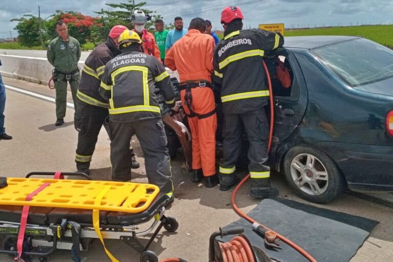 Assista: Acidente deixa vitima presa às ferragens na BR-101 em São Miguel dos Campos