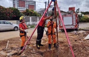 Bombeiros resgatam bebê, mãe e avô que cairam em cacimba durantes festa de aniversário
