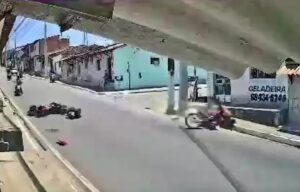 Assista: Câmera de segurança flagra colisão entre duas motos em São Miguel dos Campos
