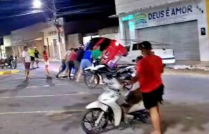 Assista: Carro capota após colisão no Centro de São Miguel dos Campos