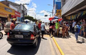 Colisão traseira entre carro e moto deixa mulher ferida no Centro de São Miguel dos Campos