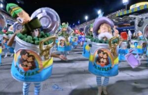 Desfile em homenagem a Lula retrata família tradicional em latas de conserva