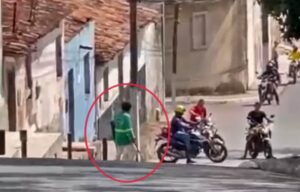 Assista: Homem armado com facão causa pânico e bloqueia trânsito em São Miguel dos Campos