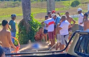 Poste desaba durante manutenção e mata homem que estava sentado na calçada em São Miguel dos Campos