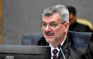 Ministro do STJ é acusado de crime sexual após atacar jovem em praia