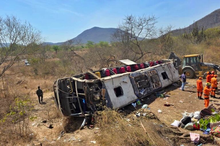 Assista: Morre criança de 4 anos e número de vítimas sobe para 16 em acidente com ônibus de romeiros