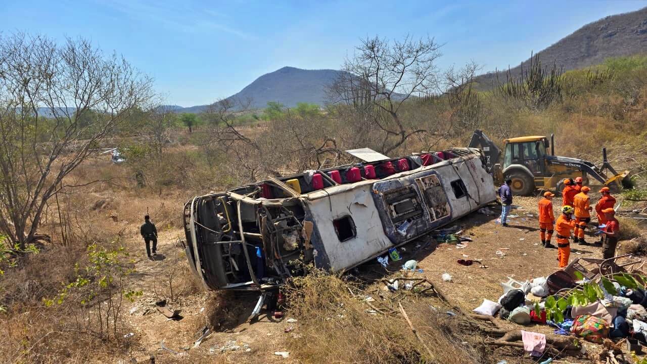 Morre criança de 4 anos e número de vítimas sobe para 16 em acidente com ônibus de romeiros