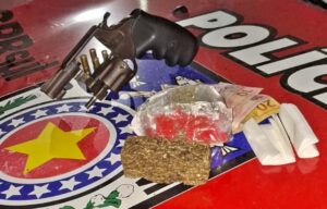 PM prende homem por porte ilegal de arma e tráfico de drogas em Anadia
