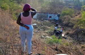 Assista: Tragédia em Alagoas: ônibus com romeiros capota e deixa 15 mortos no sertão do estado