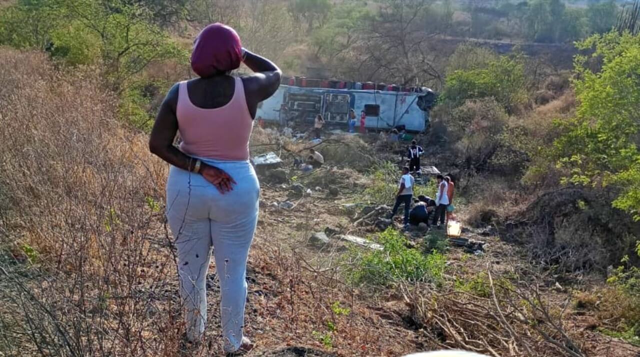 Tragédia em Alagoas: ônibus com romeiros capota e deixa 15 mortos no sertão do estado
