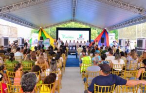 1ª Escola Bilíngue de São Miguel dos Campos foi inaugurada nesta quinta-feira (26) e 7 novos veículos foram entregues