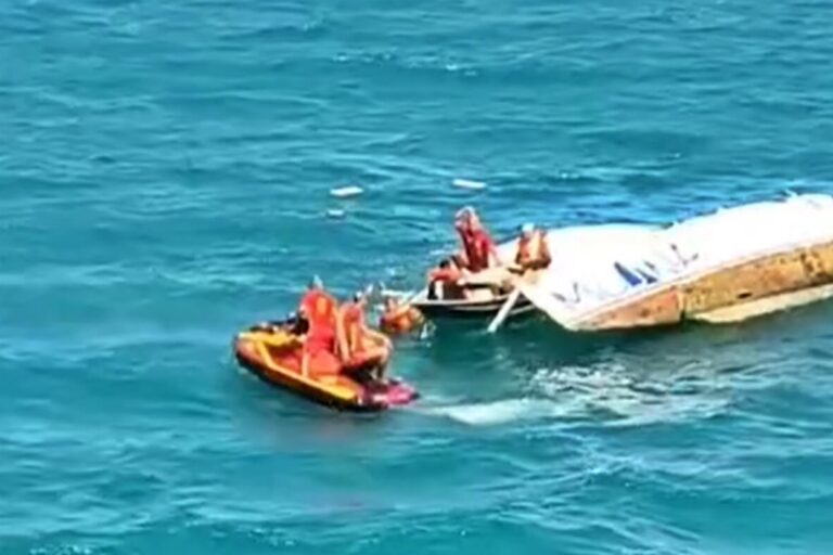Assista: Bombeiros e grupamento aéreo salvam pescadores após naufrágio de catamarã