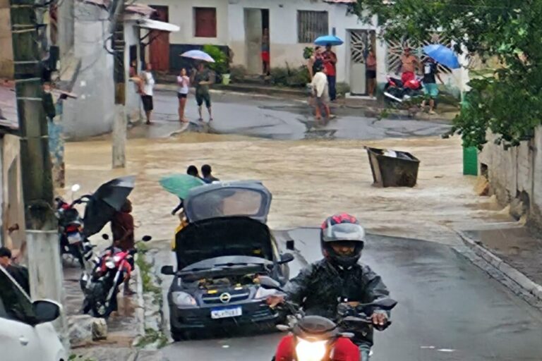 Assista: Chuva torrencial provoca alagamentos e transtornos em São Miguel dos Campos