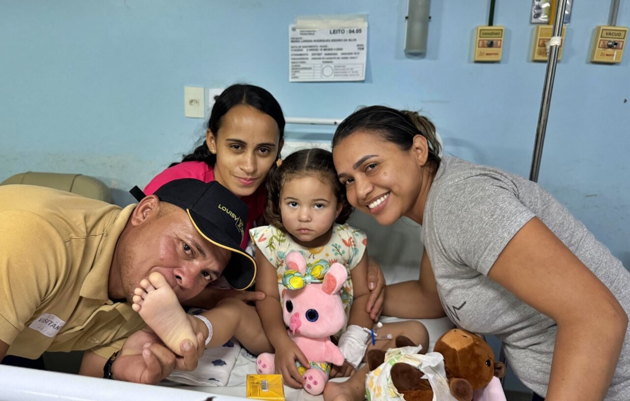 Criança vítima de capotamento com ônibus de romeiros recebe alta do HGE após quase um mês internada