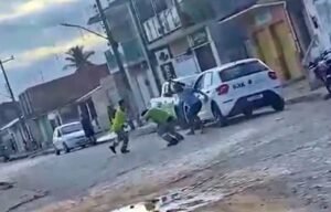 Assista: Funcionários da BRK são atacados a golpes de facão ao tentar cortar água de cliente inadimplente